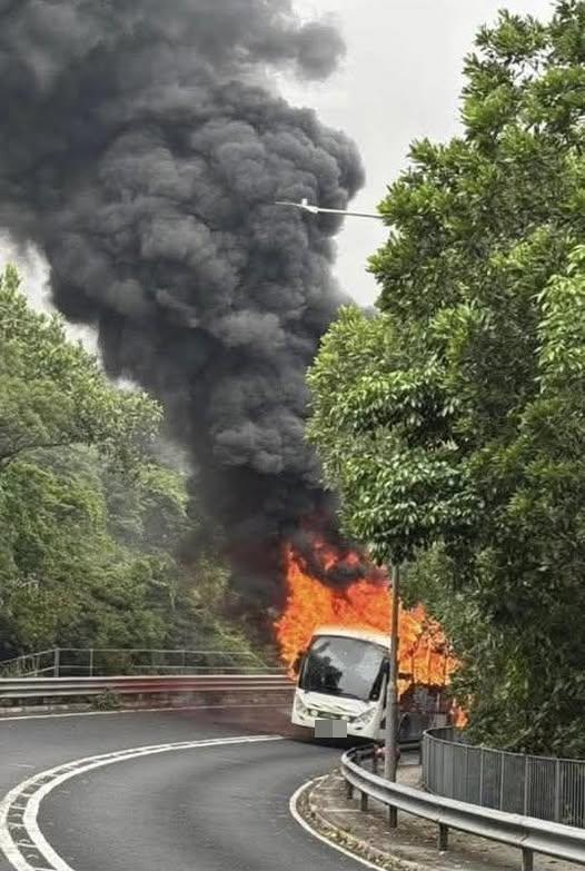 東涌有巴士發生火警。(fb「馬路的事 (即時交通資訊台)」圖片)