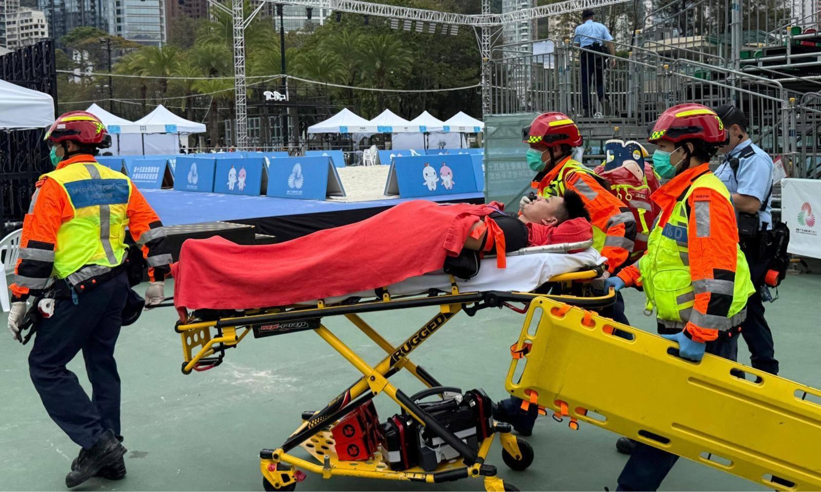 觀賞救援示範。(香港消防處圖片)