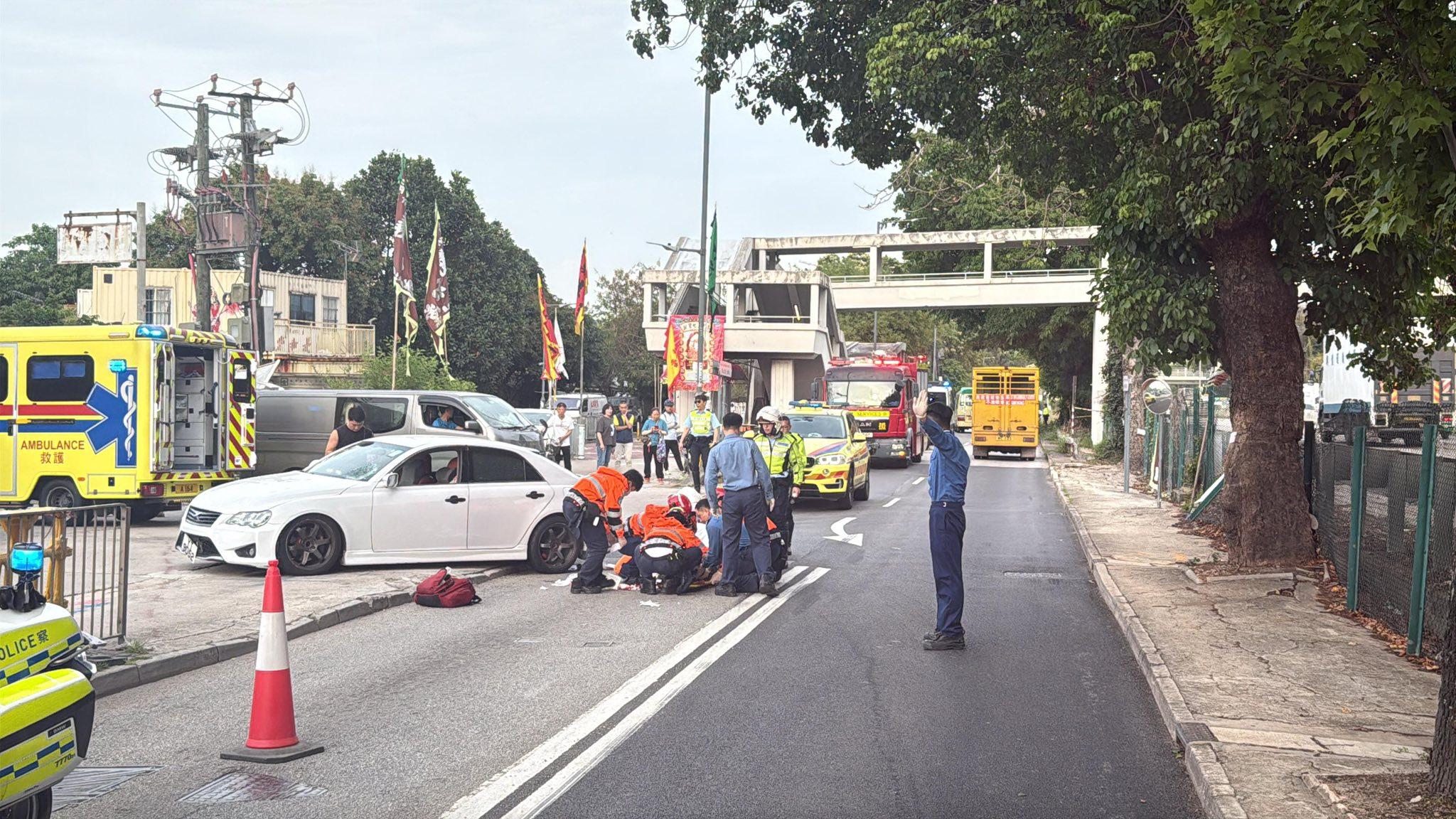 上水古洞老翁捱私家車撞倒臥馬路,大批人員包圍救援。(香港突發事故報料區2.0)