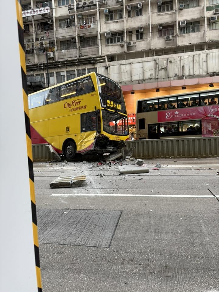 一輛往機場的A11路線雙層城巴,沿英皇道西行駛至北角新都城對開時懷疑失控撞毀石壆,巴士右邊車頭毀爛,石壆碎片彈落電車路軌(北角有樂FB)