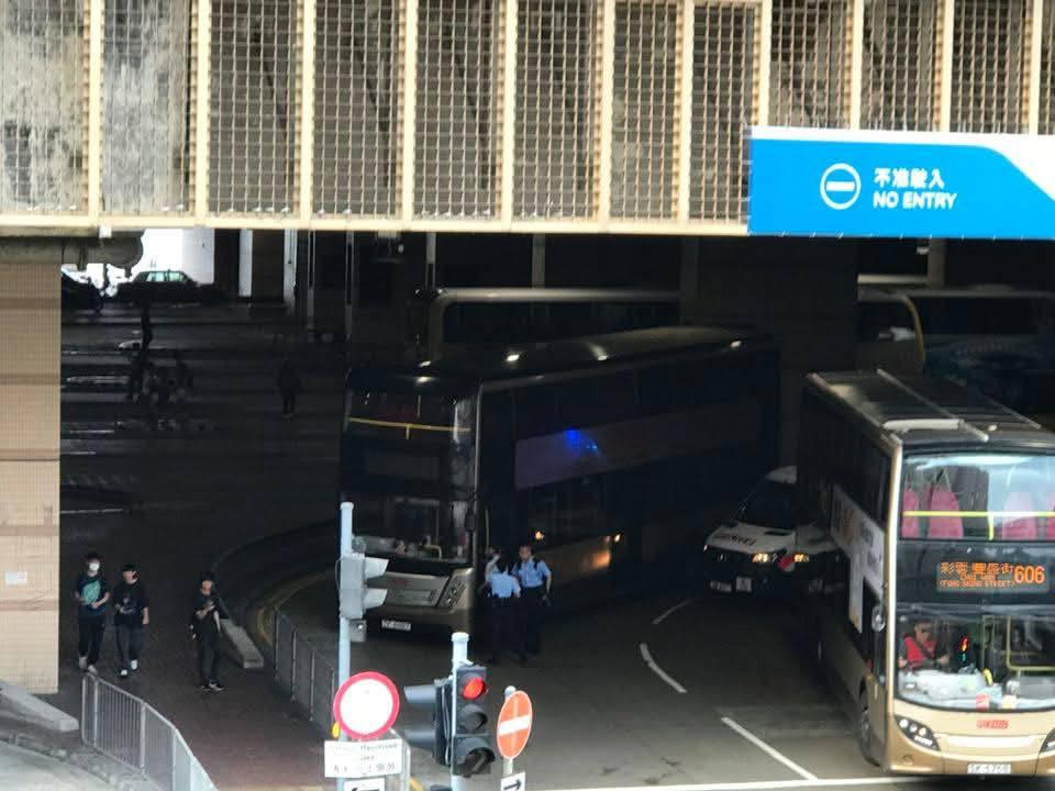一輛九巴從小西灣藍灣半島巴士總站駛出,遭四名巴士迷阻攔,車長最終報警,警方到場時該群巴士迷已作鳥獸散。fb:車cam L(香港群組)