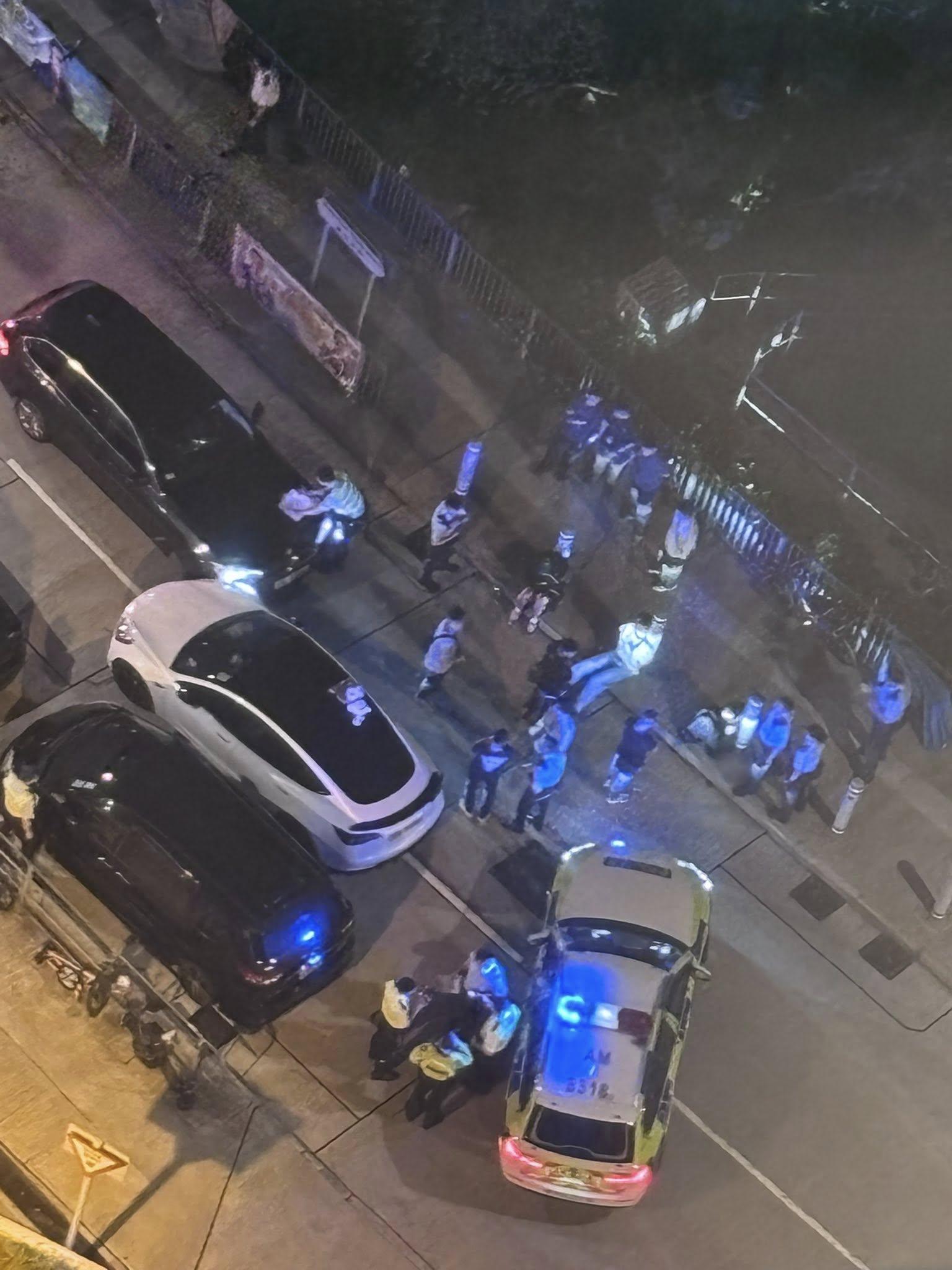 數人雙手由手銬反鎖躺地。(車cam L(香港群組)@fb圖)