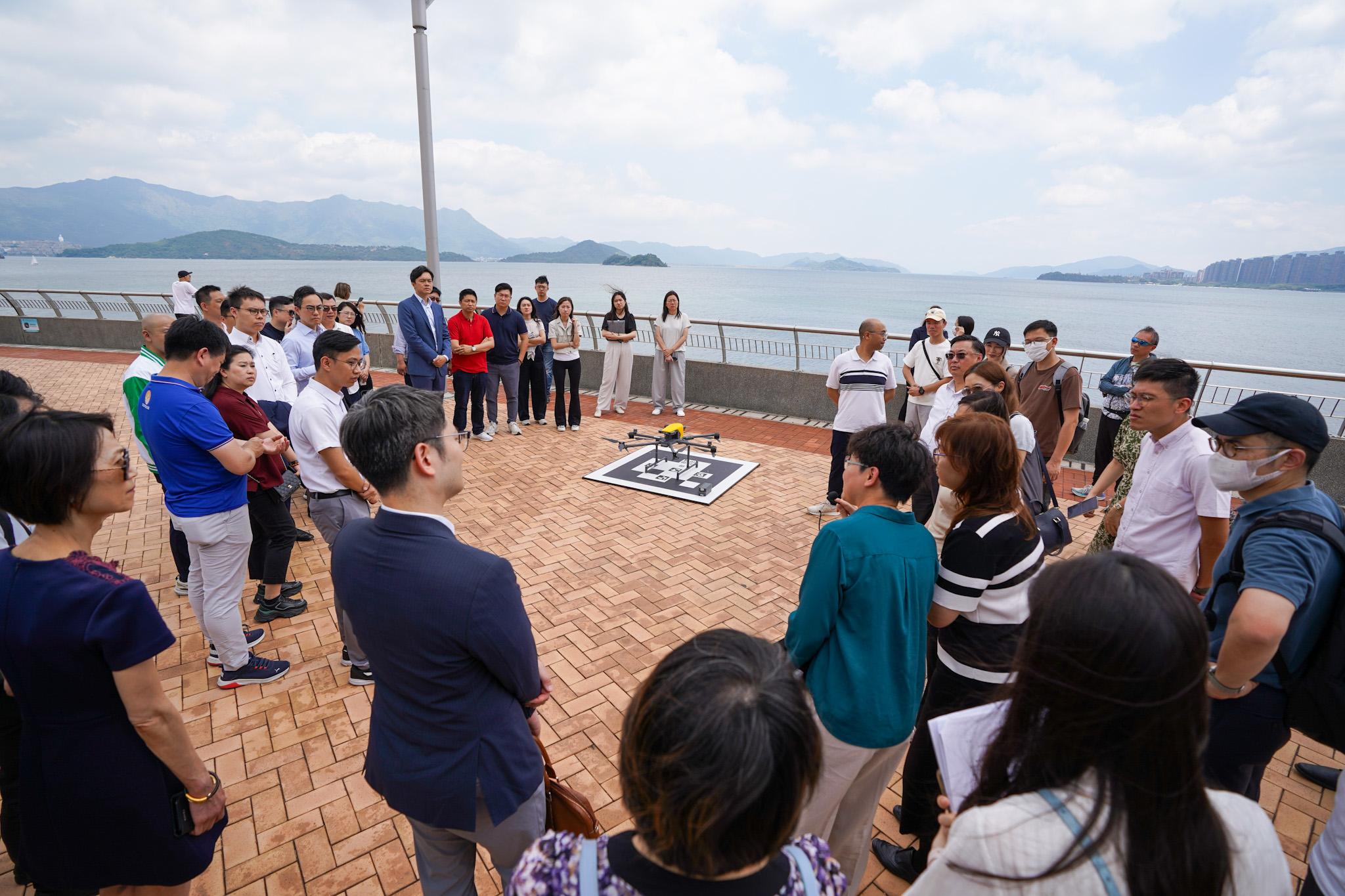 運輸及物流局表示,政府代表早前聯同沙田區議會,到科學園及馬鞍山海濱公園實地視察,了解沙田區議會對試點項目的關注。(運輸及物流局)