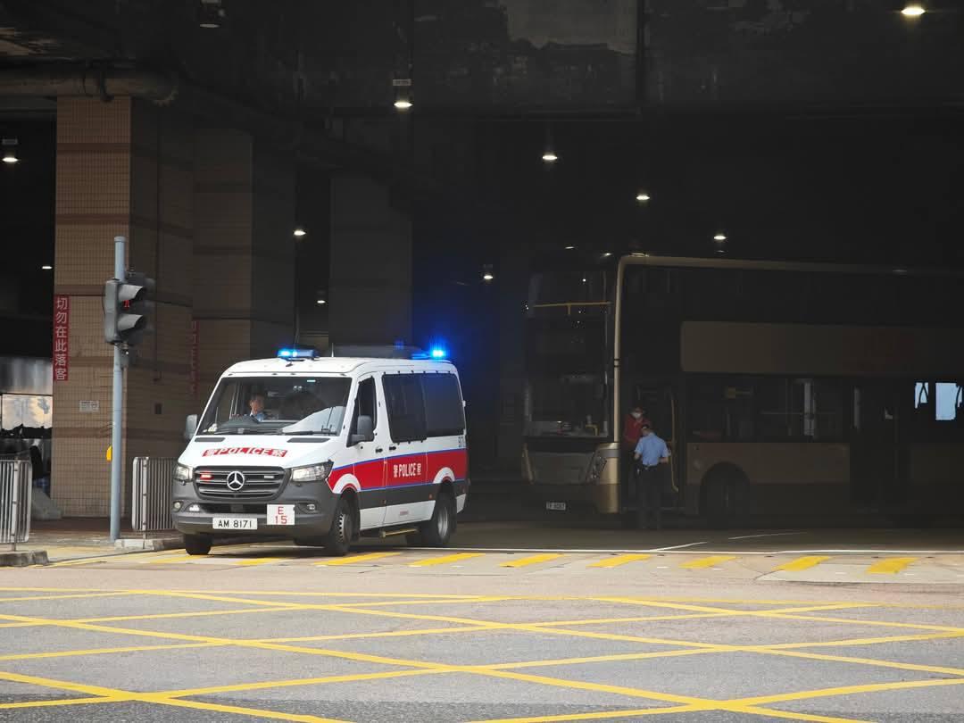 一輛九巴從小西灣藍灣半島巴士總站駛出,遭四名巴士迷阻攔,車長最終報警,警方到場時該群巴士迷已作鳥獸散。fb:車cam L(香港群組)