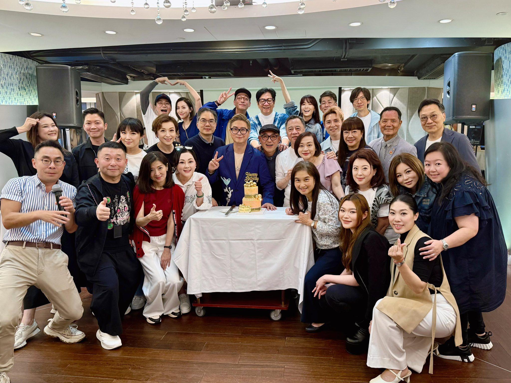 影大合照時兩父子非常有密契,企在最後排中間位置。