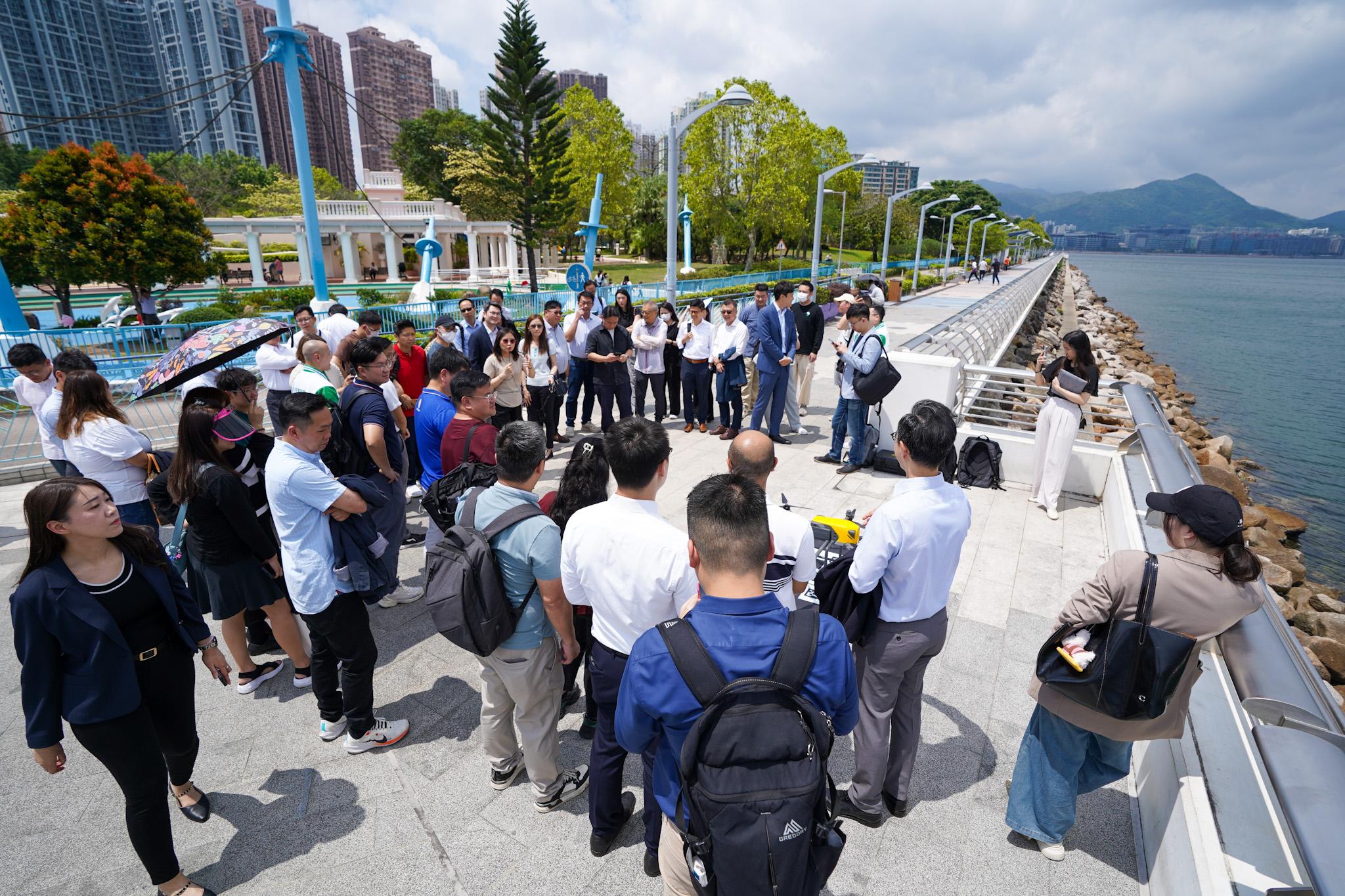 運輸及物流局表示,政府代表早前聯同沙田區議會,到科學園及馬鞍山海濱公園實地視察,了解沙田區議會對試點項目的關注。(運輸及物流局)