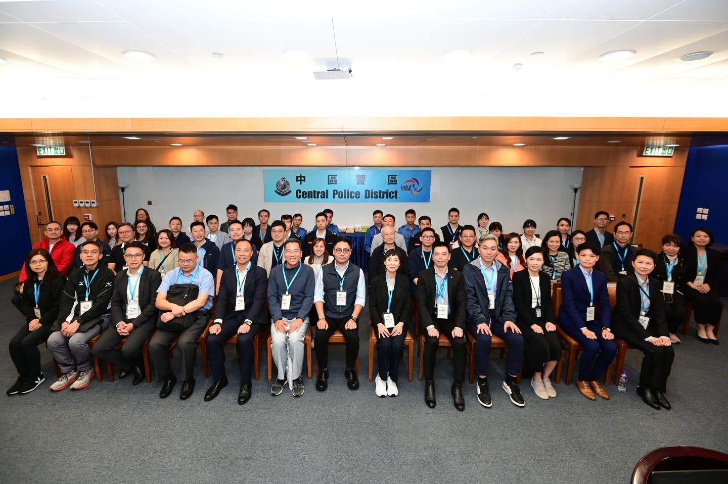 酒牌局警方食環署等跨部門聯合夜巡 視察持酒牌處所 (@fb香港警察 Hong Kong Police )