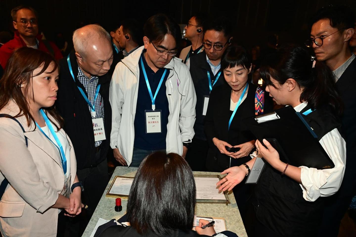 酒牌局警方食環署等跨部門聯合夜巡 視察持酒牌處所 (@fb香港警察 Hong Kong Police )