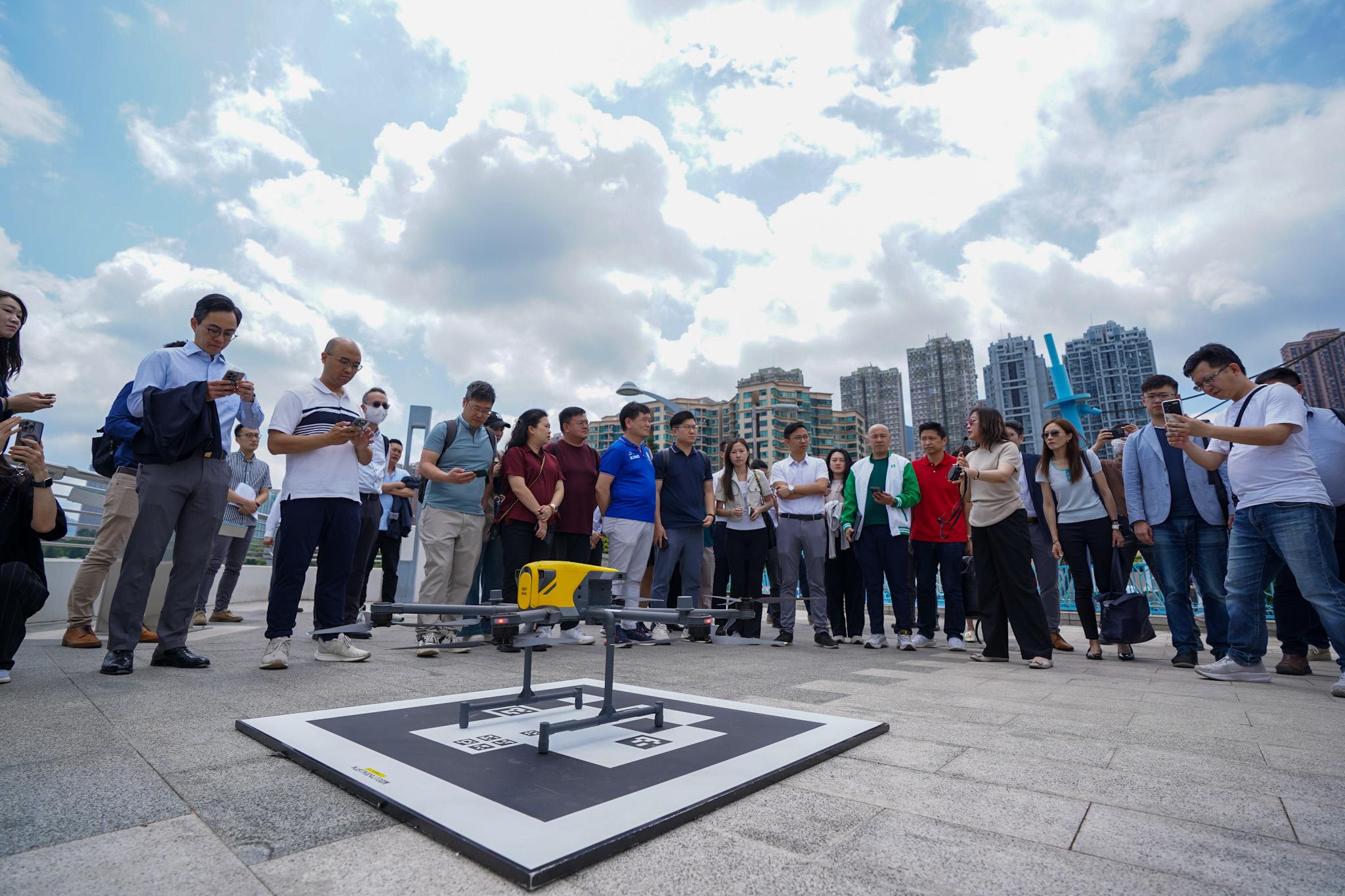 運輸及物流局表示,政府代表早前聯同沙田區議會,到科學園及馬鞍山海濱公園實地視察,了解沙田區議會對試點項目的關注。(運輸及物流局)