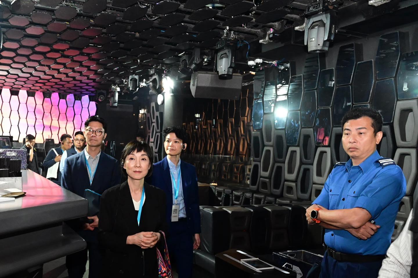 酒牌局警方食環署等跨部門聯合夜巡 視察持酒牌處所 (@fb香港警察 Hong Kong Police )