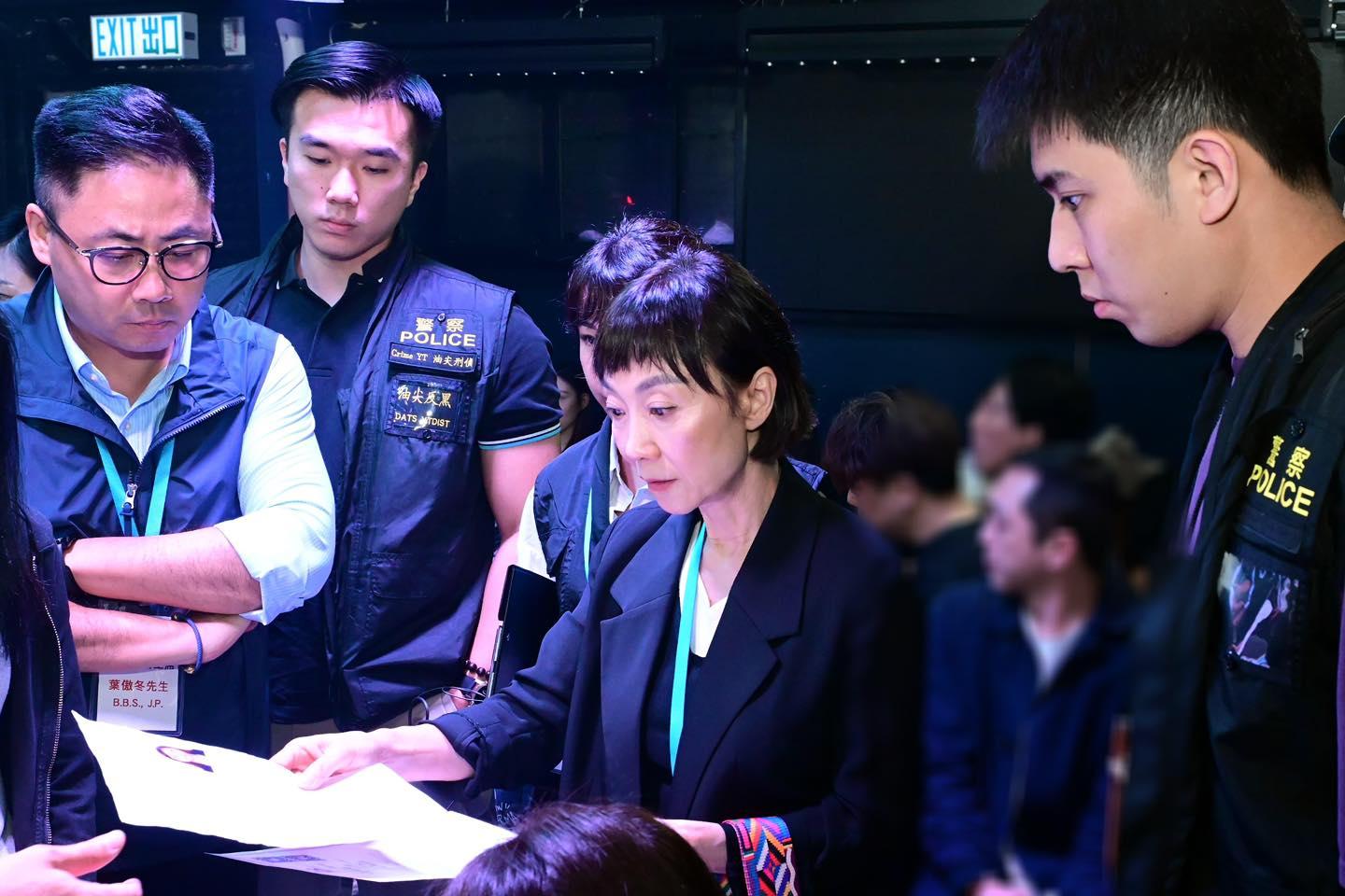 酒牌局警方食環署等跨部門聯合夜巡 視察持酒牌處所 (@fb香港警察 Hong Kong Police )