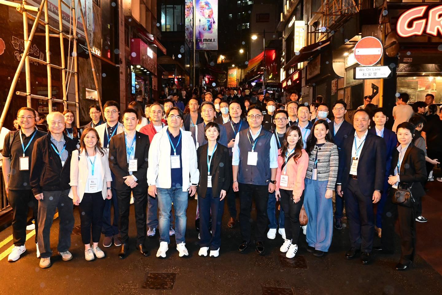 酒牌局警方食環署等跨部門聯合夜巡 視察持酒牌處所 (@fb香港警察 Hong Kong Police )