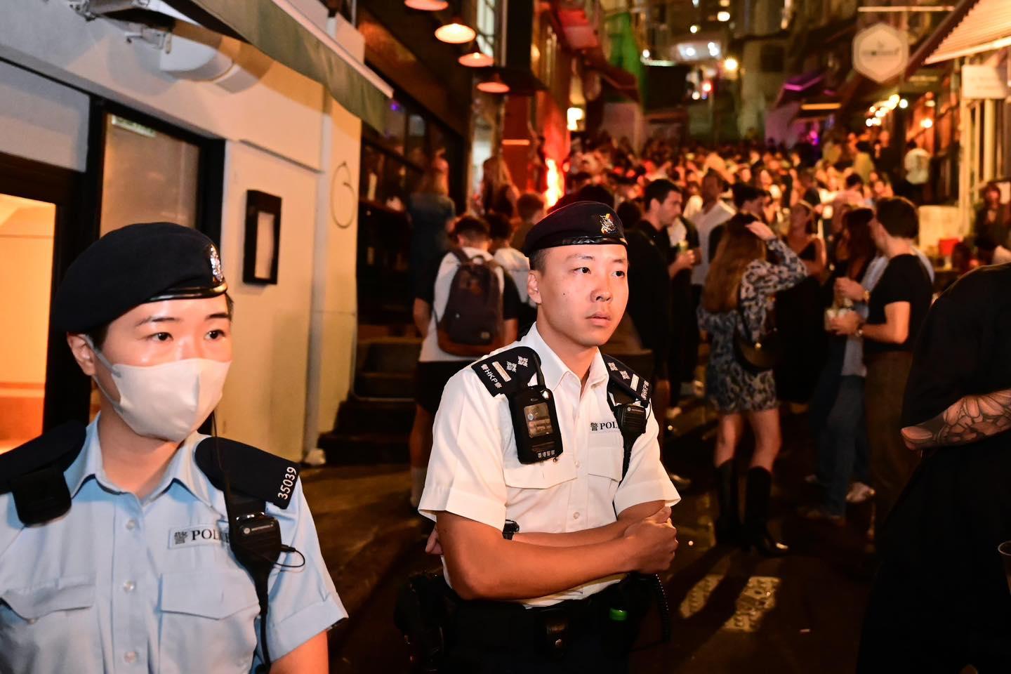 酒牌局警方食環署等跨部門聯合夜巡 視察持酒牌處所 (@fb香港警察 Hong Kong Police )