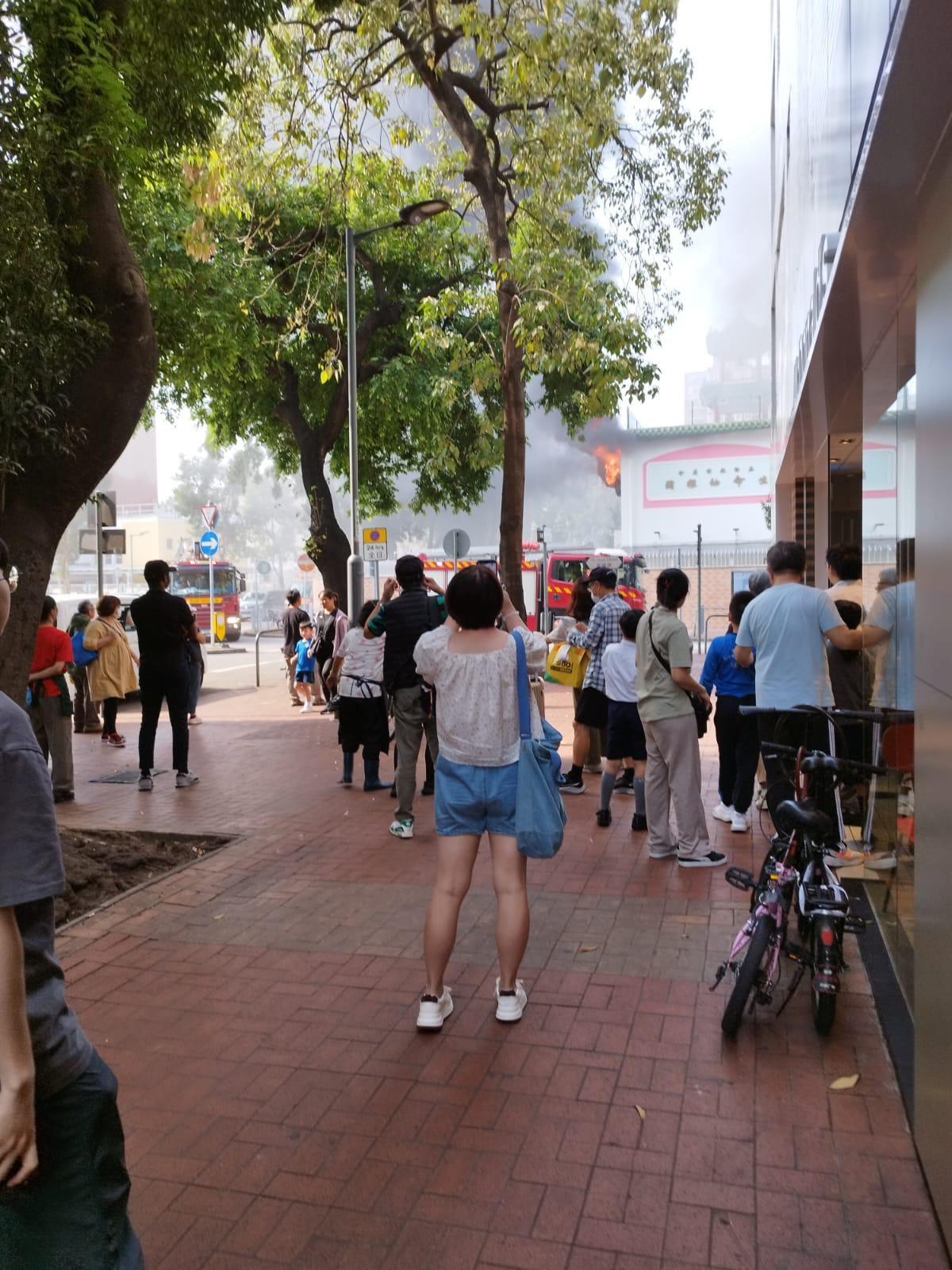 元朗安寧路幼稚園大火烈焰濃煙湧出,近300師生緊急疏散。(馬路的事 (即時交通資訊台) )