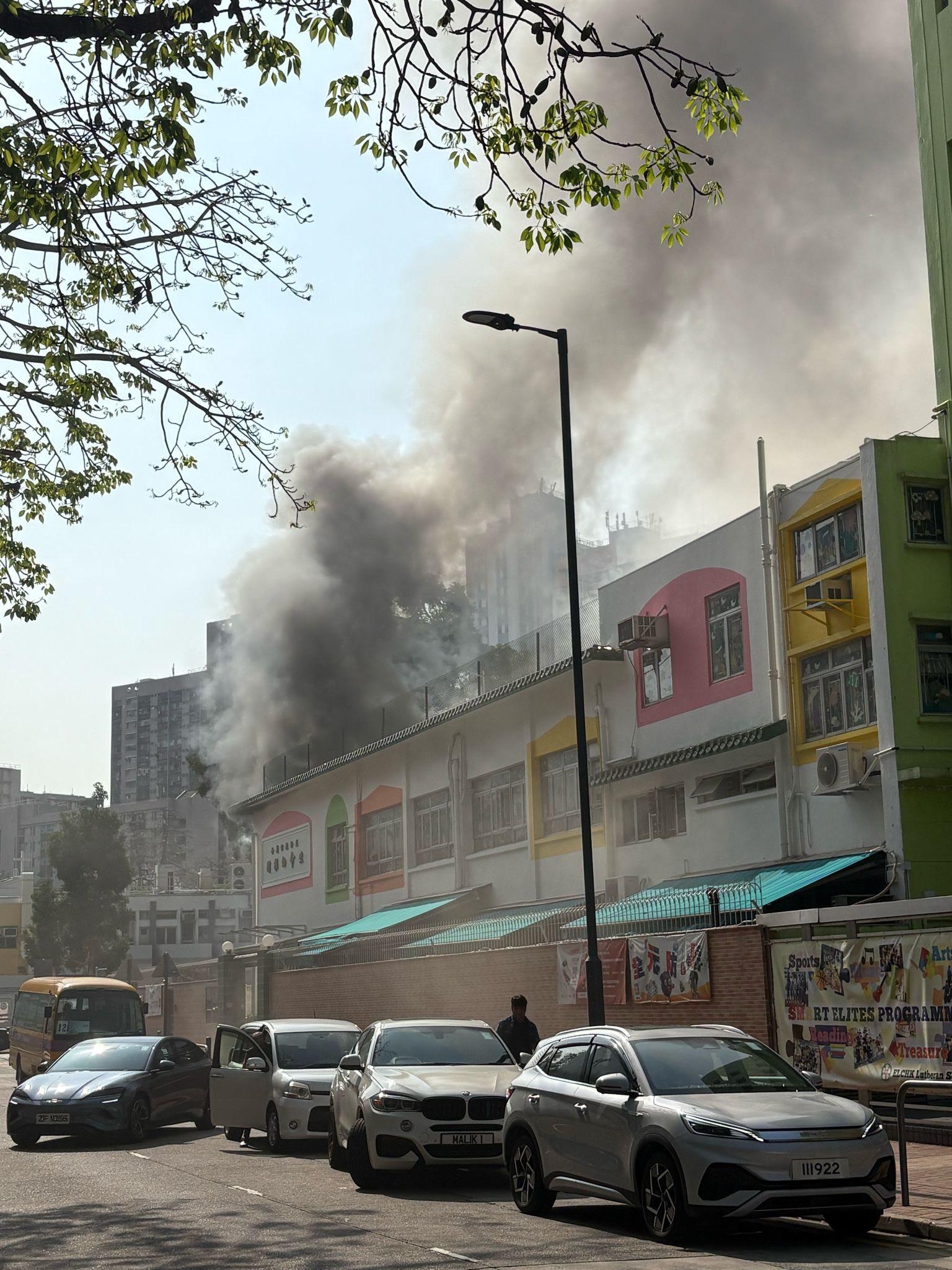 元朗安寧路幼稚園大火烈焰濃煙湧出,近300師生緊急疏散。(馬路的事 (即時交通資訊台) )