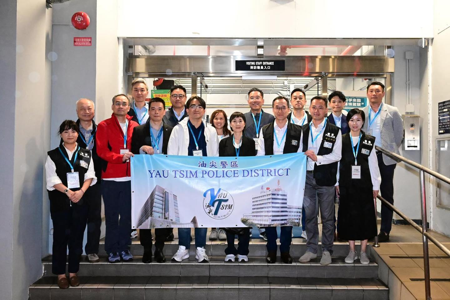 酒牌局警方食環署等跨部門聯合夜巡 視察持酒牌處所 (@fb香港警察 Hong Kong Police )