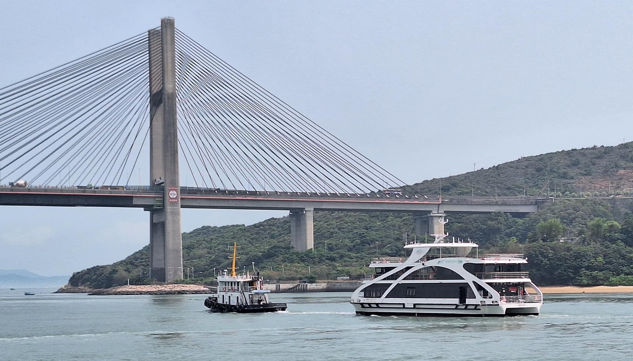 由政府全額資助的第二艘電動渡輪「香港水上的士28」到港。(環境及生態局Facebook)