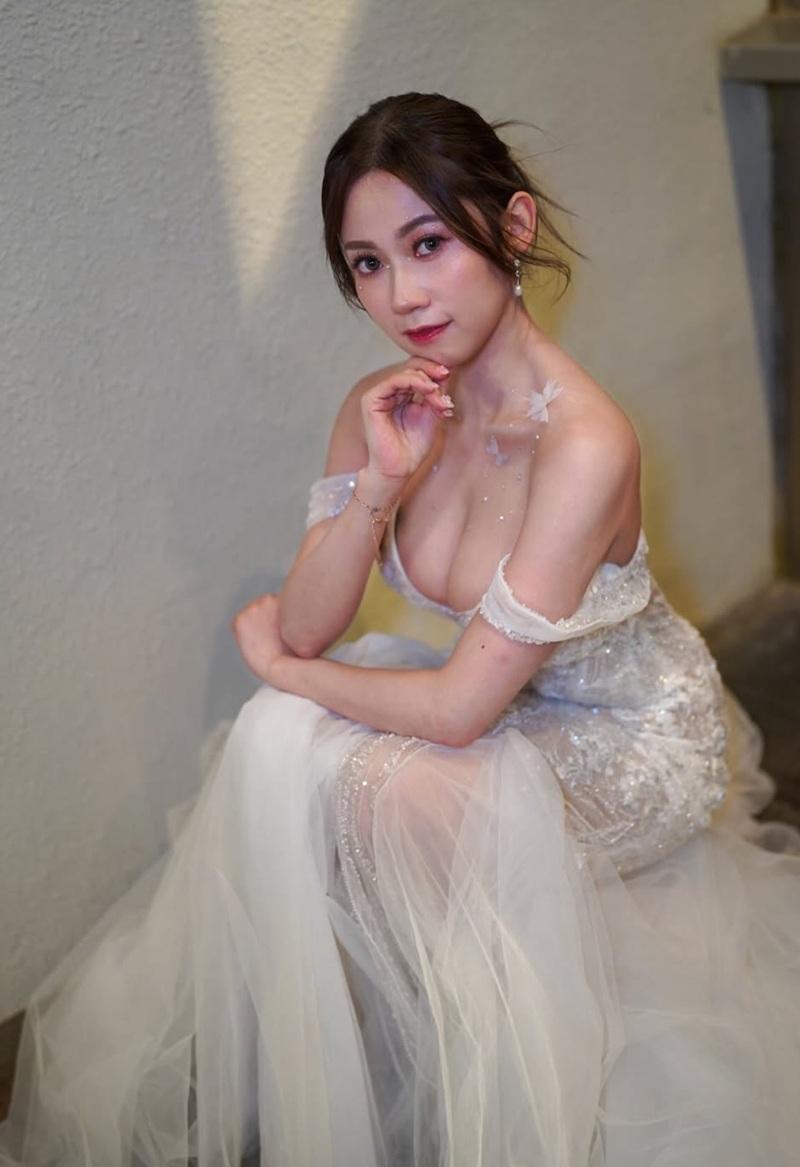 黃婧靈慶祝「波誕」派福利 坐超跑疑凸點分散車迷視線