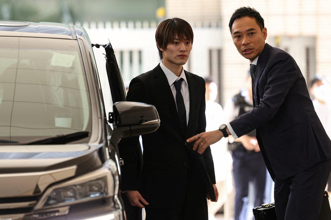 上村謙信今早在律師陪同下到達法院應訊。(路透社)