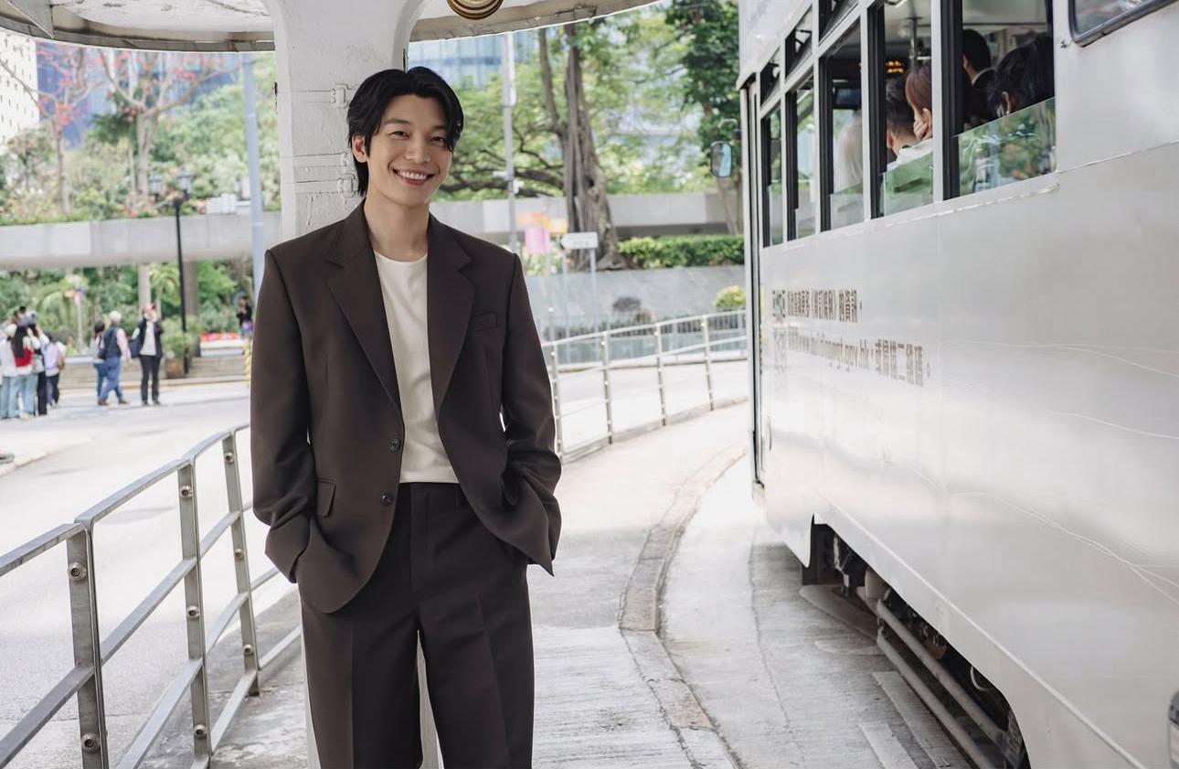 魏河俊走訪中環鬧市,於電車站拍照留念。