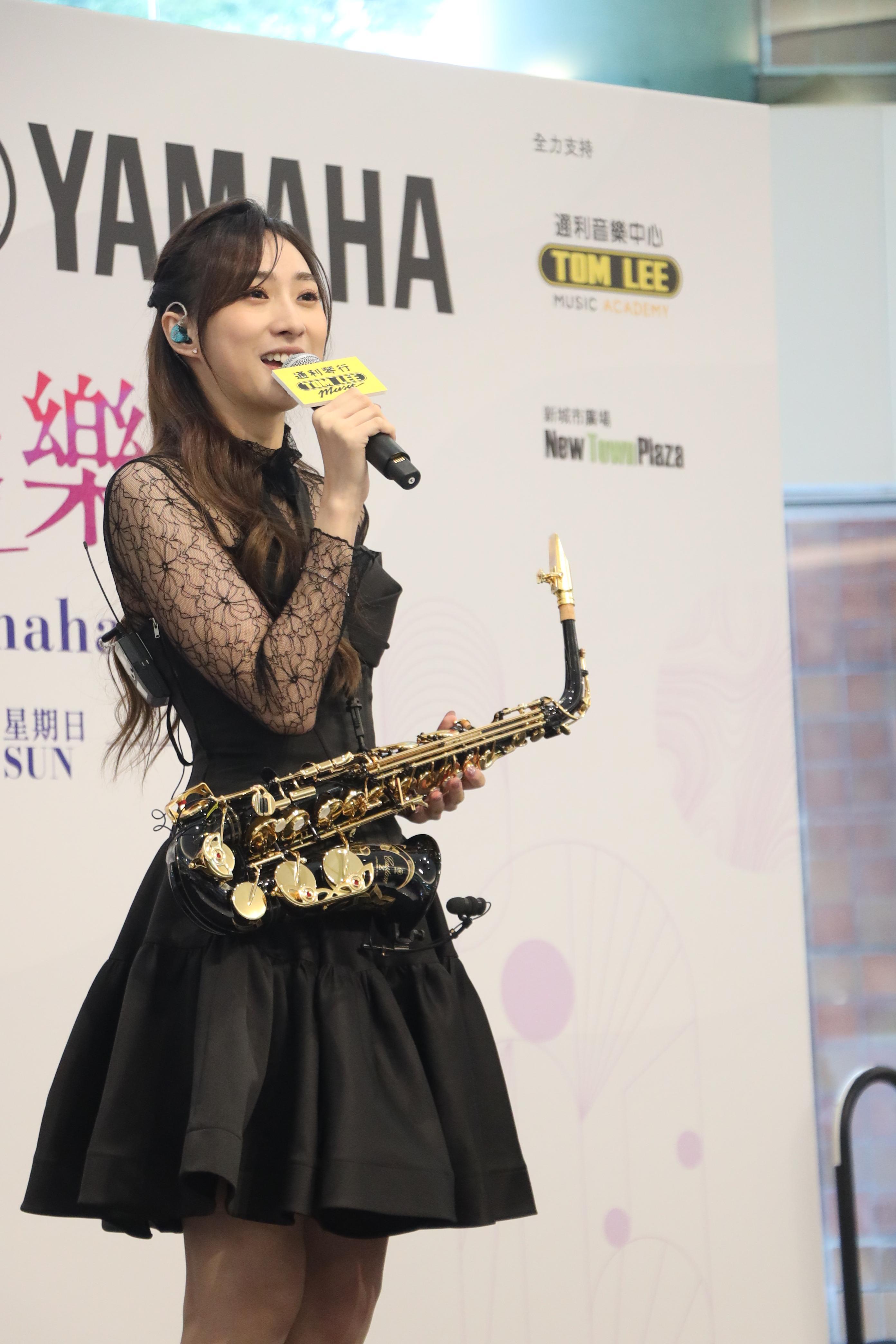 Yumi席上吹奏色士風,多才多藝。