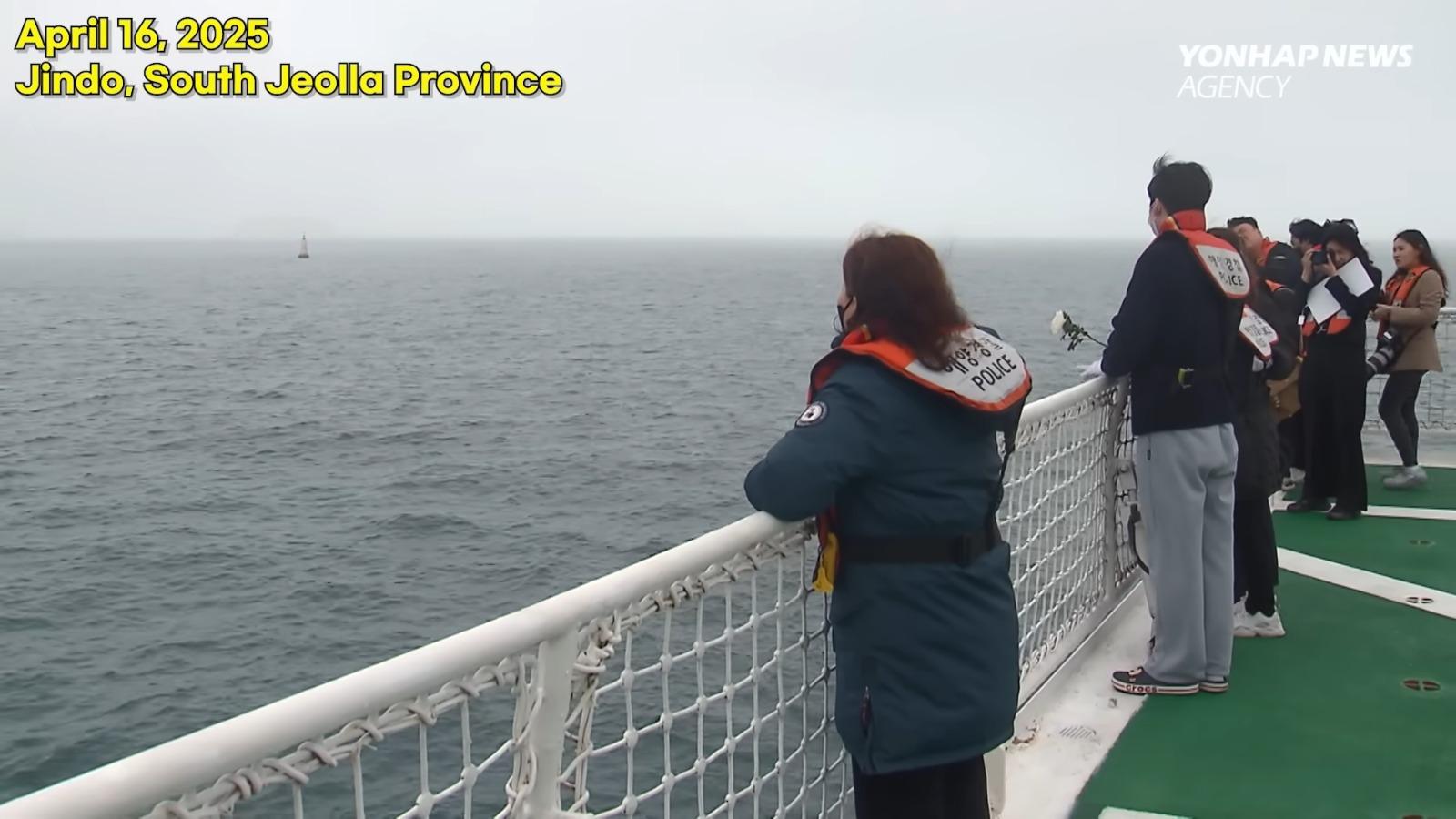 世越號海難11年 家屬海上紀念。(影片截圖)