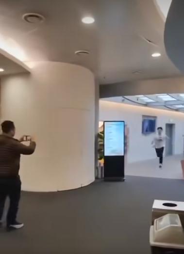 城市大學一名男學生大鬧飯堂,涉多宗罪被捕。(fb「香港突發事故報料區2.0」圖片)