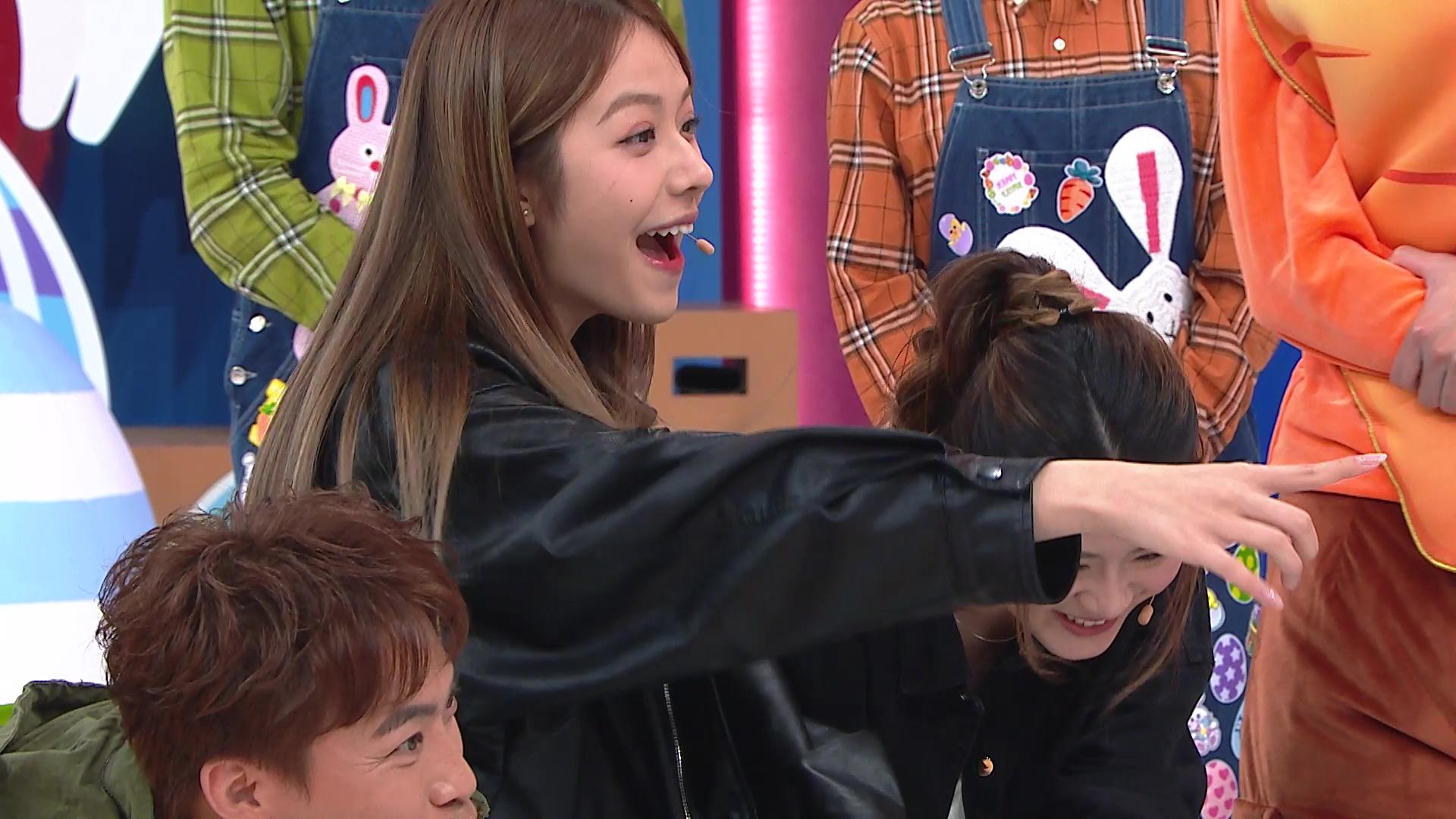 莊子璇玩遊戲時都展現咗唔少呆萌位。