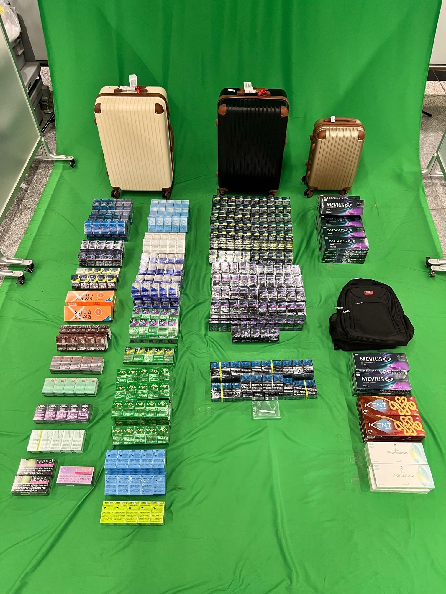 機場3男女帶逾12萬支私煙及另類煙入境,各囚4個月及罰款。(政府新聞處)