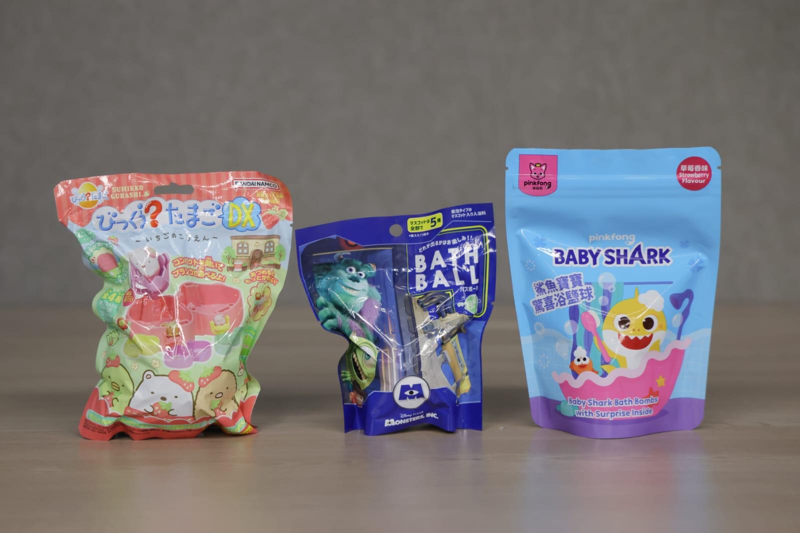 8款附有禮品的沐浴球樣本當中3款有標示說明。(吳康琦 攝)
