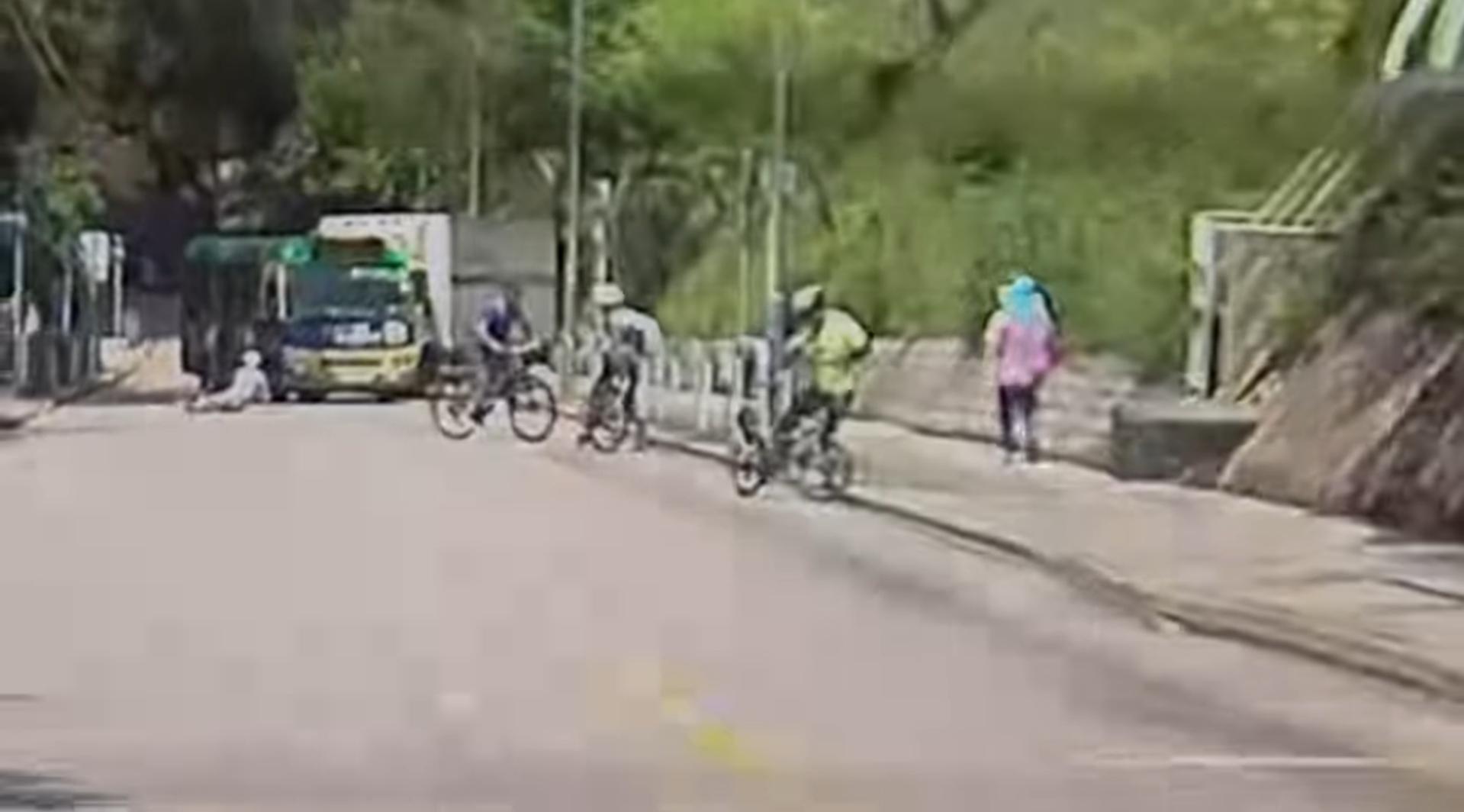 牛池灣發生小巴溜後意外。(fb「突發馬路車cam大全」圖片)