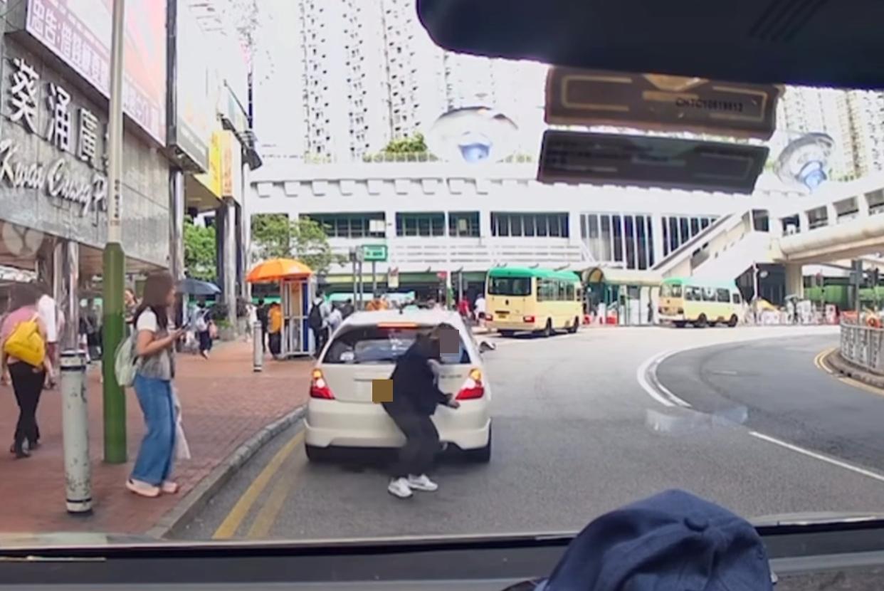 葵涌發生私家車撞倒途人不顧而去事件。(fb「車cam L(香港群組)」截圖)