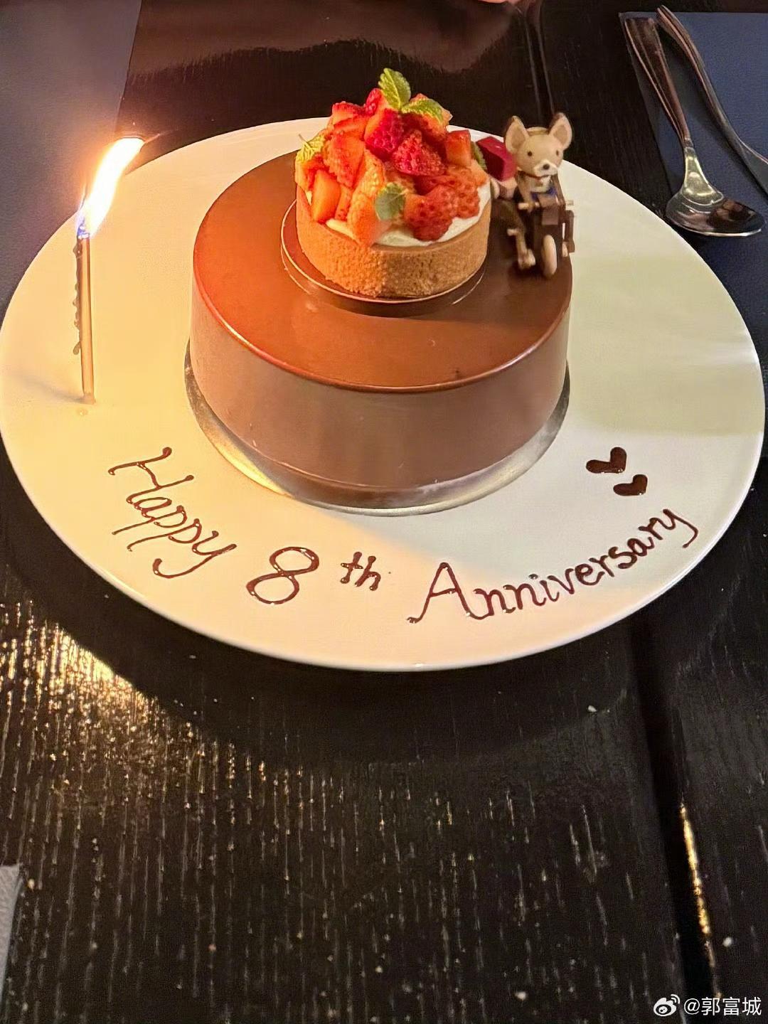 方媛高調慶祝結婚八周年,閃爆網民。