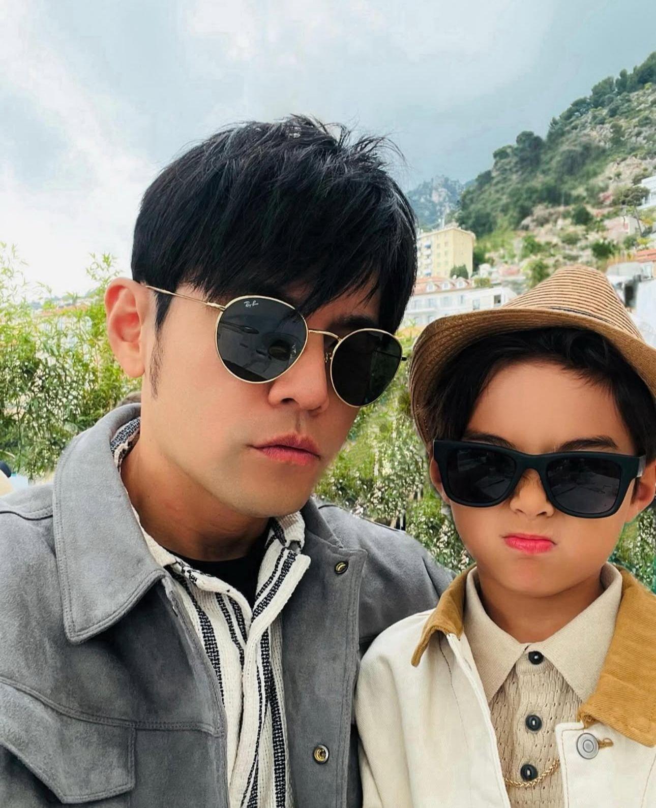 周董曬出與Romeo的正面合照。