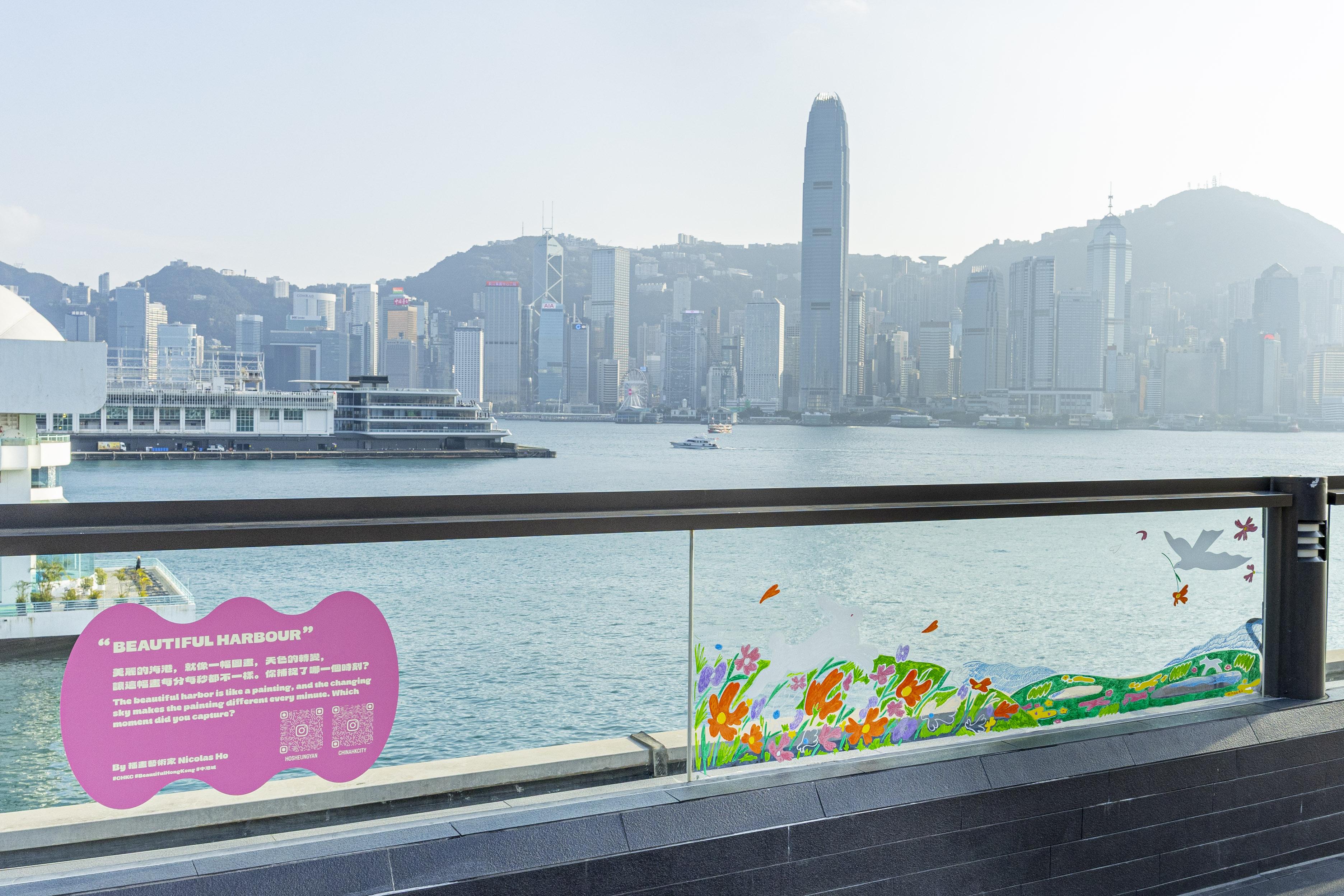 本地插畫藝術家何尚恩,以玻璃為畫布,在海豚池平台花園創作出獨一無二的「Beautiful Harbour」。