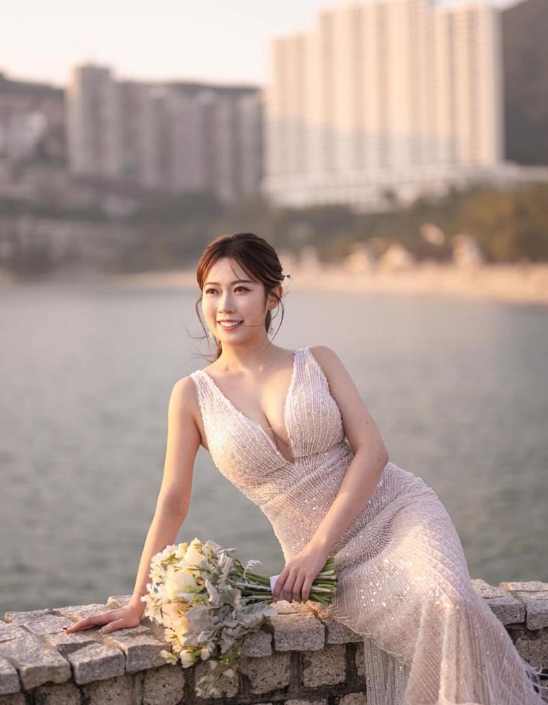 黃婧靈慶祝「波誕」派福利 坐超跑疑凸點分散車迷視線