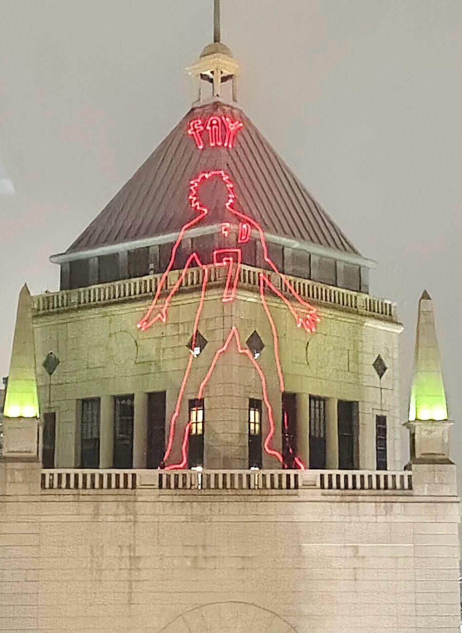 夜場用激光投射出Speed波衫look身影。