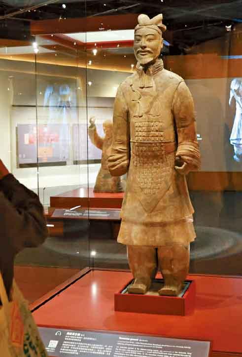 近兩米高的高級軍吏俑