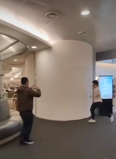 城市大學一名男學生大鬧飯堂,涉多宗罪被捕。(fb「香港突發事故報料區2.0」圖片)