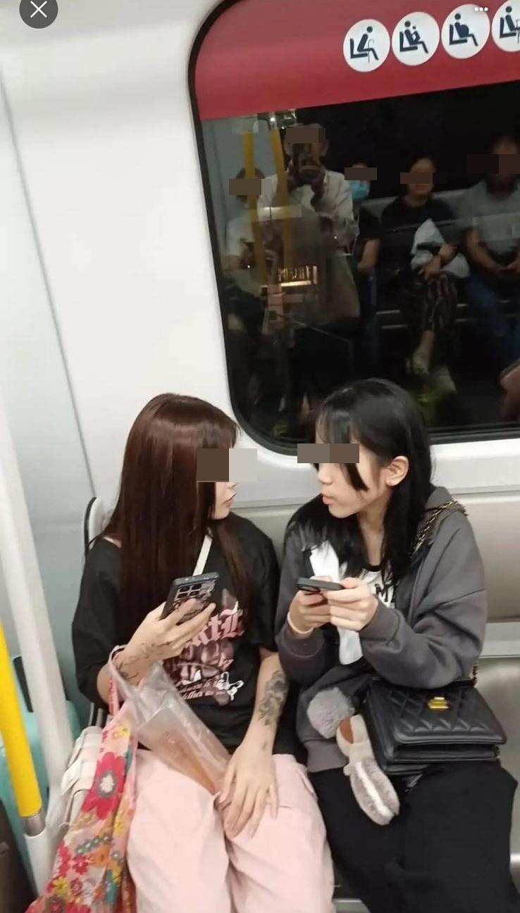 有目擊者上傳照片,指車廂當時有空位,質疑婆婆存心找碴。(網上圖片)