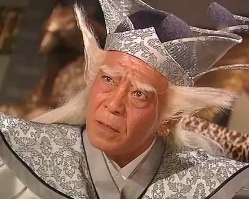 谷峰曾於是兩個版本的《倚天屠龍記》中,飾演白眉鷹王。圖為2001年版本。