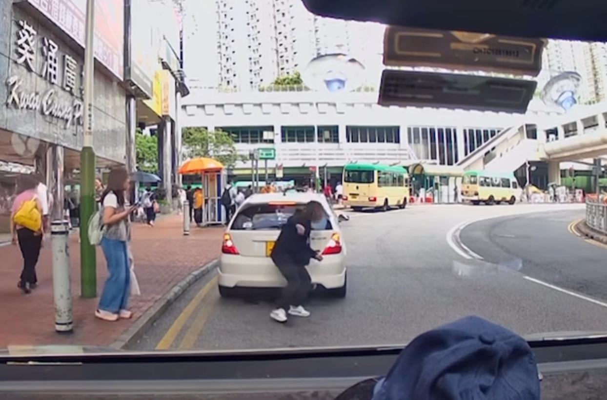 葵涌發生私家車撞倒途人不顧而去事件。(fb「車cam L(香港群組)」截圖)