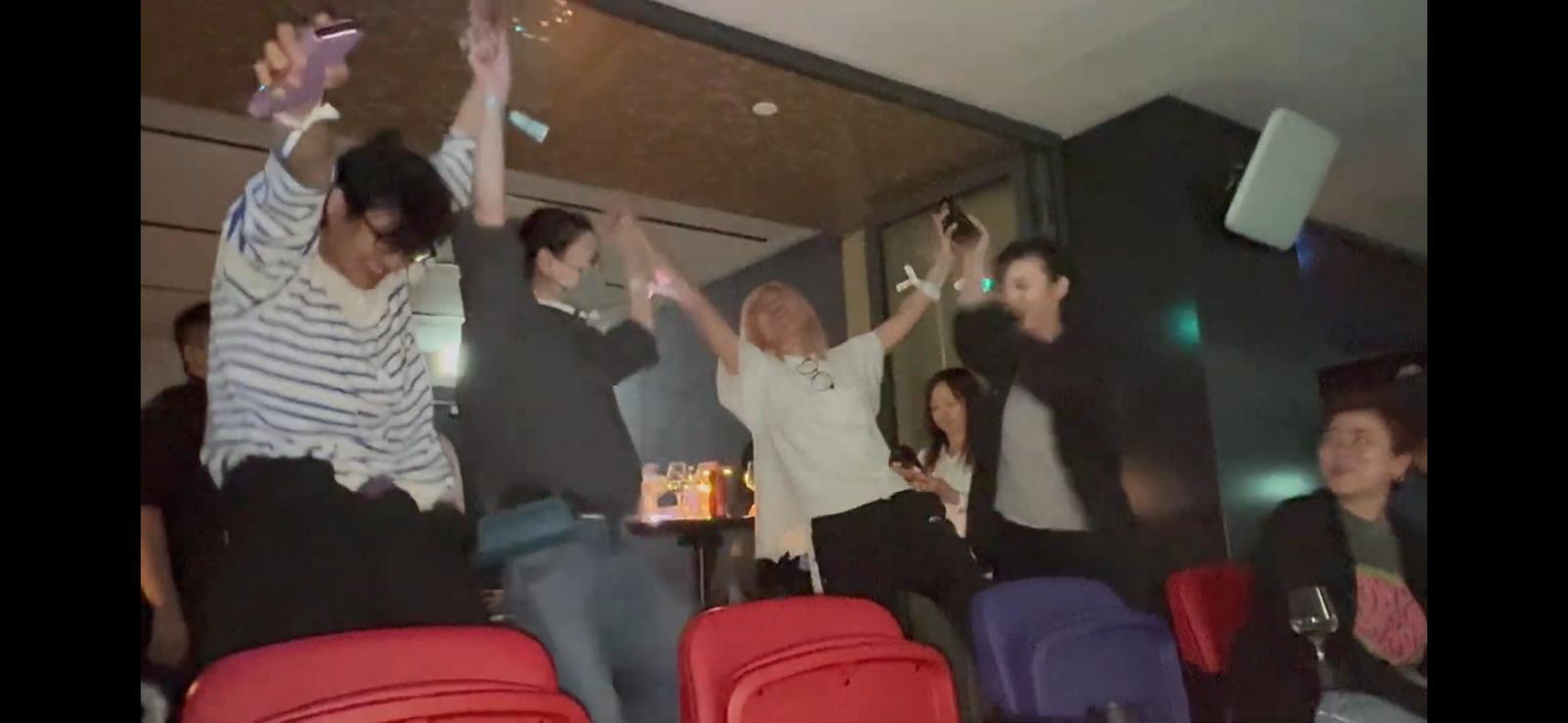 王菲在包箱跟好友興奮起舞。