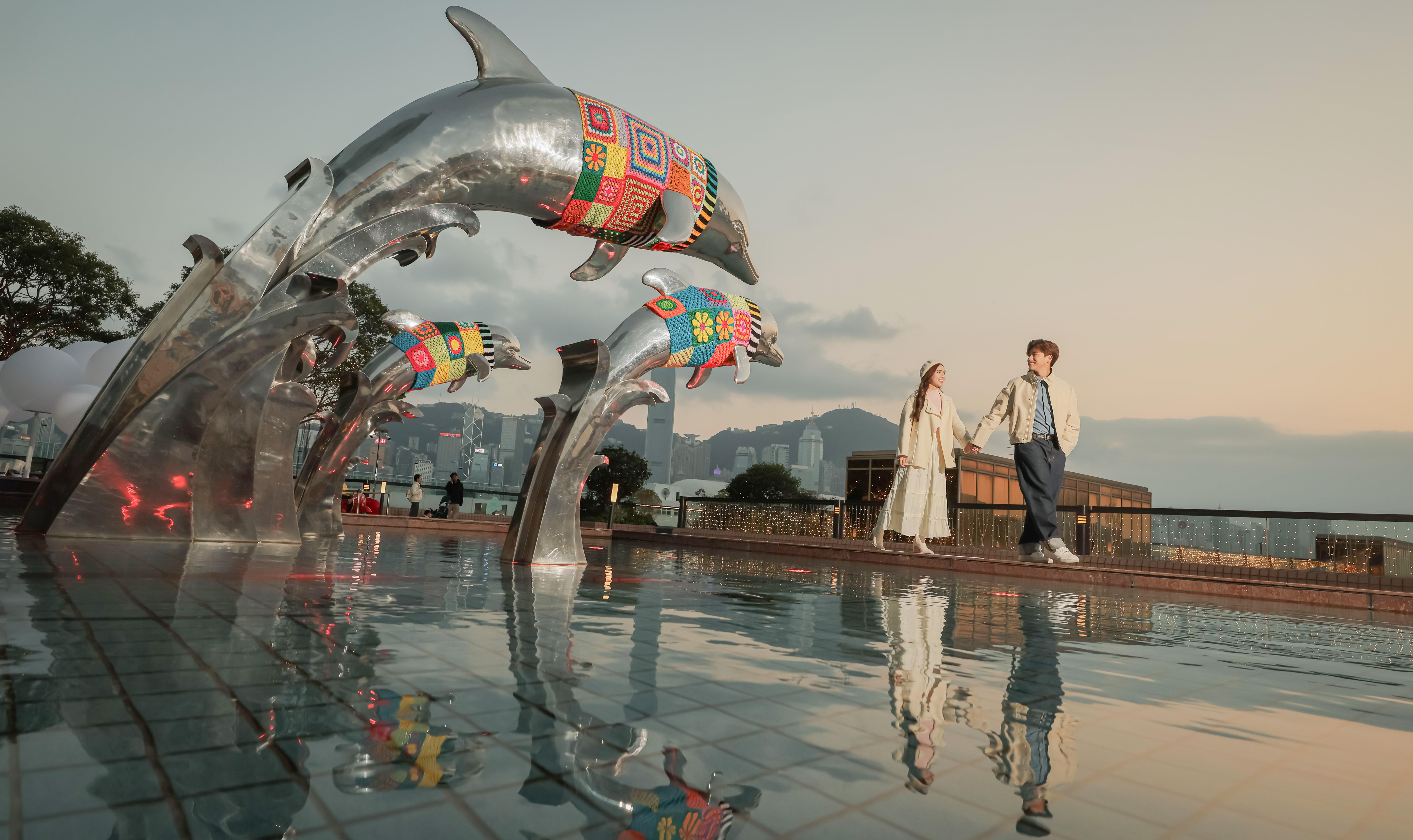 於本地編織藝術團體La Belle Epoque的巧手下,海豚池平台花園的海豚穿上了春季的彩色新衣。