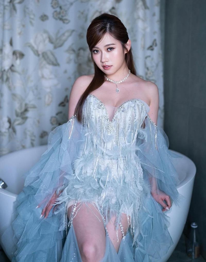 黃婧靈慶祝「波誕」派福利 坐超跑疑凸點分散車迷視線