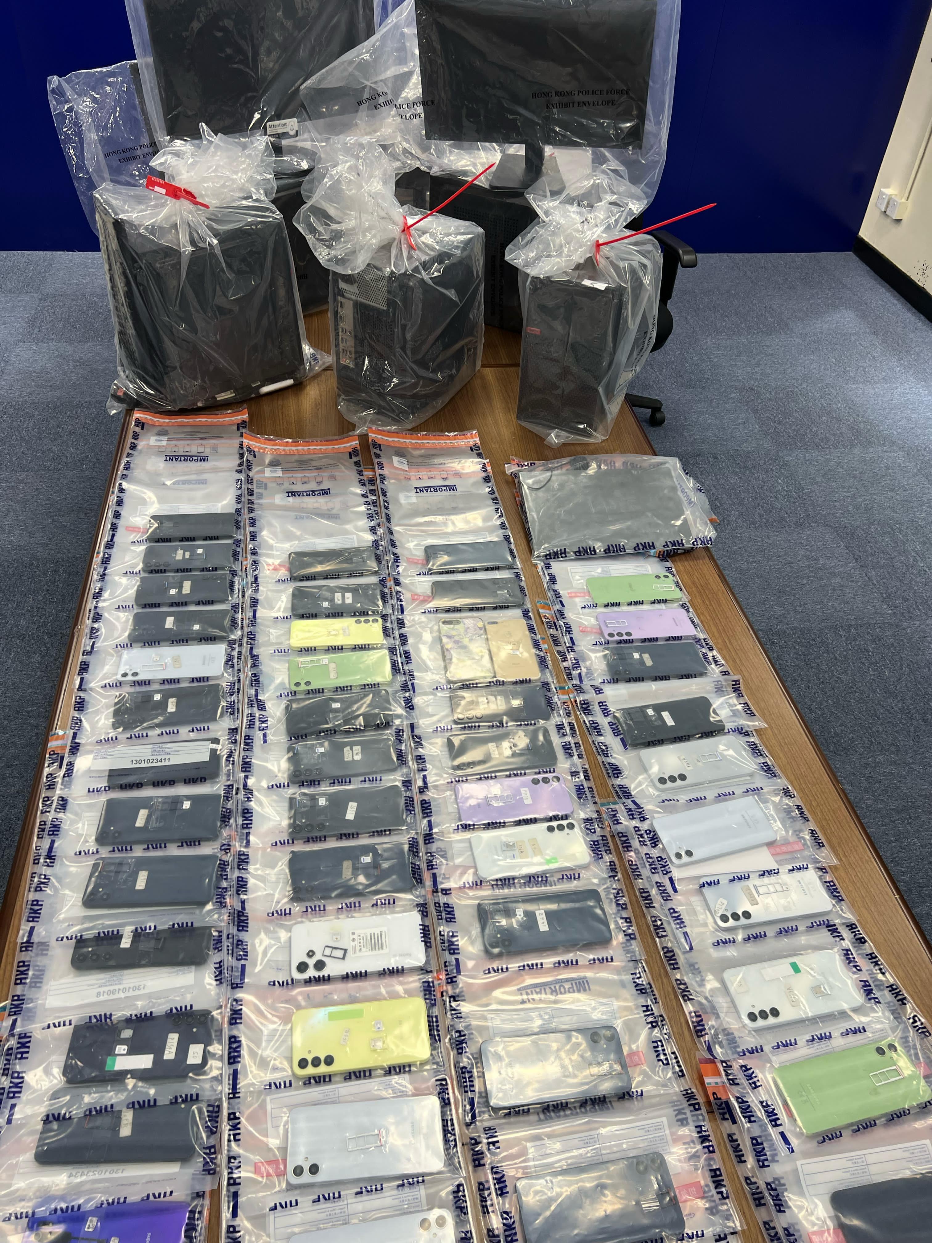 人員檢獲一批證物。(警方圖片)