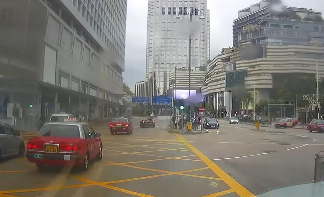 尖沙咀發生交通意外。(fb「車cam L(香港群組)」截圖)
