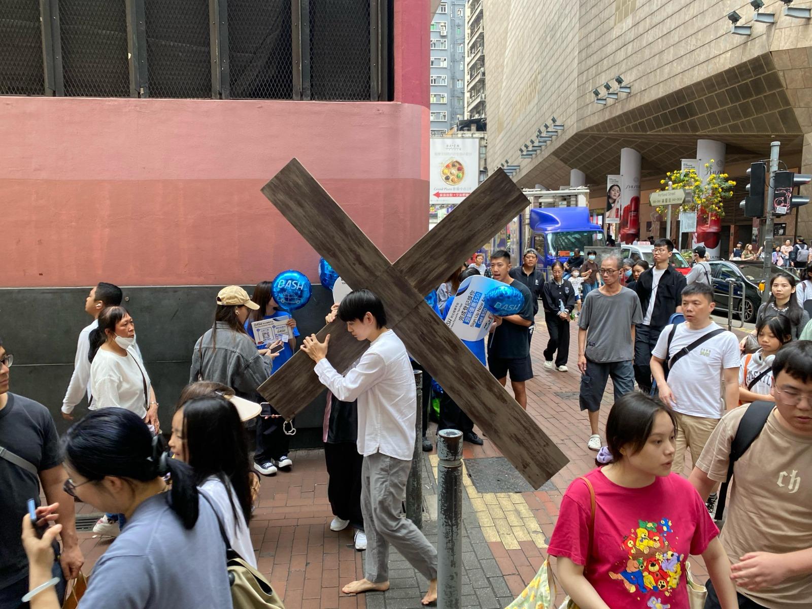 歐鎮灝街頭赤腳孭巨型十字架,宣傳《不赦之罪》。