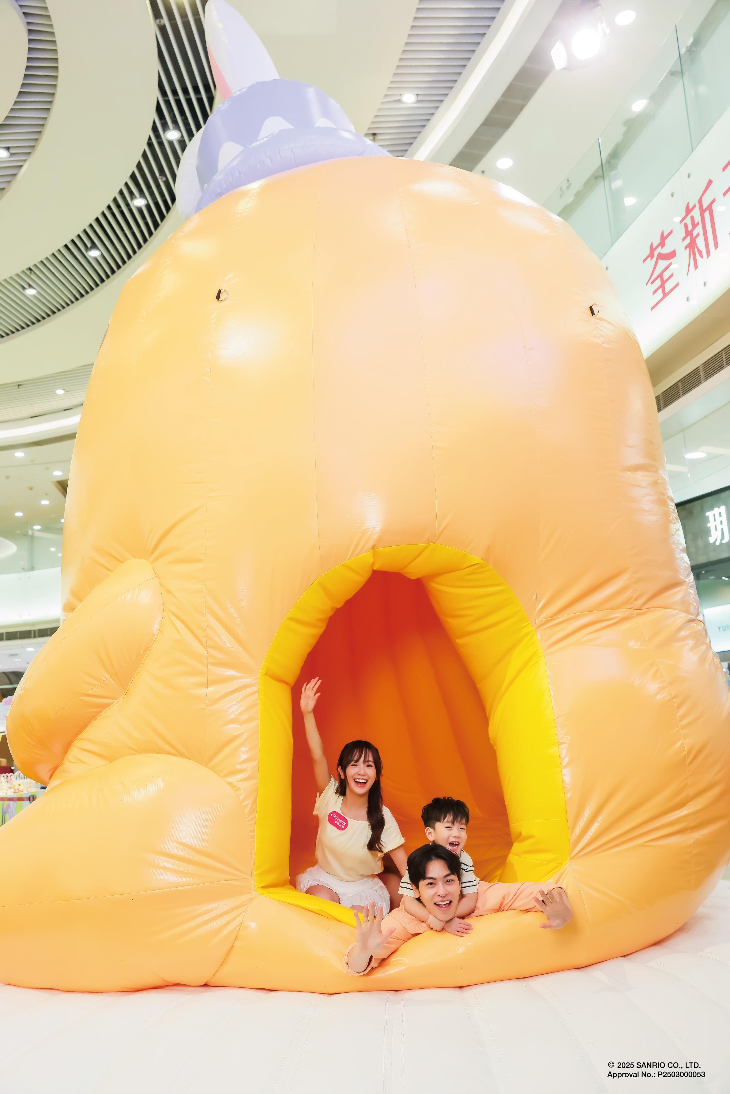 7米高的巨型復活節派對造型GUDETAMA裝置