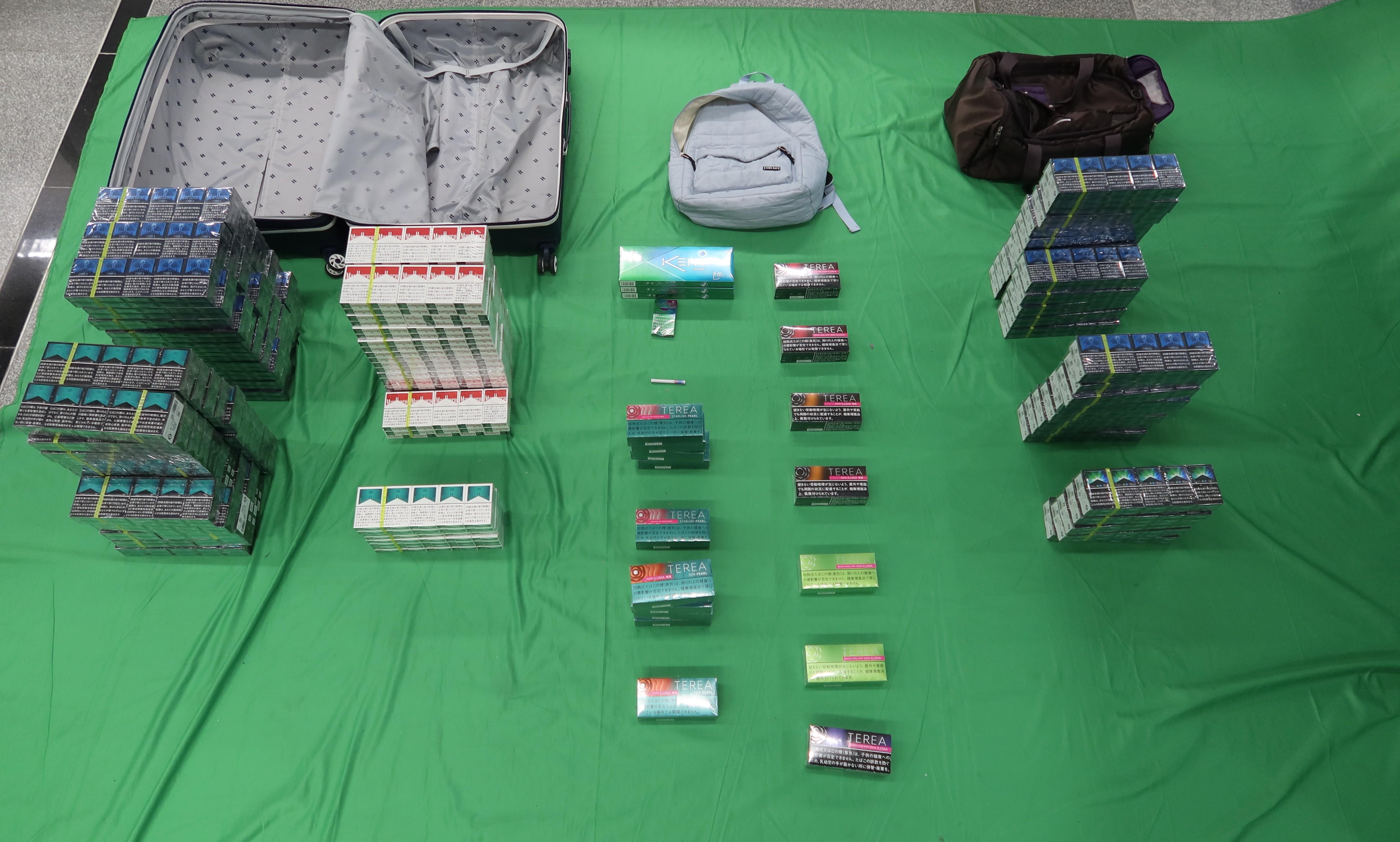 圖示檢獲的未完稅香煙及另類吸煙產品。(政府新聞處)